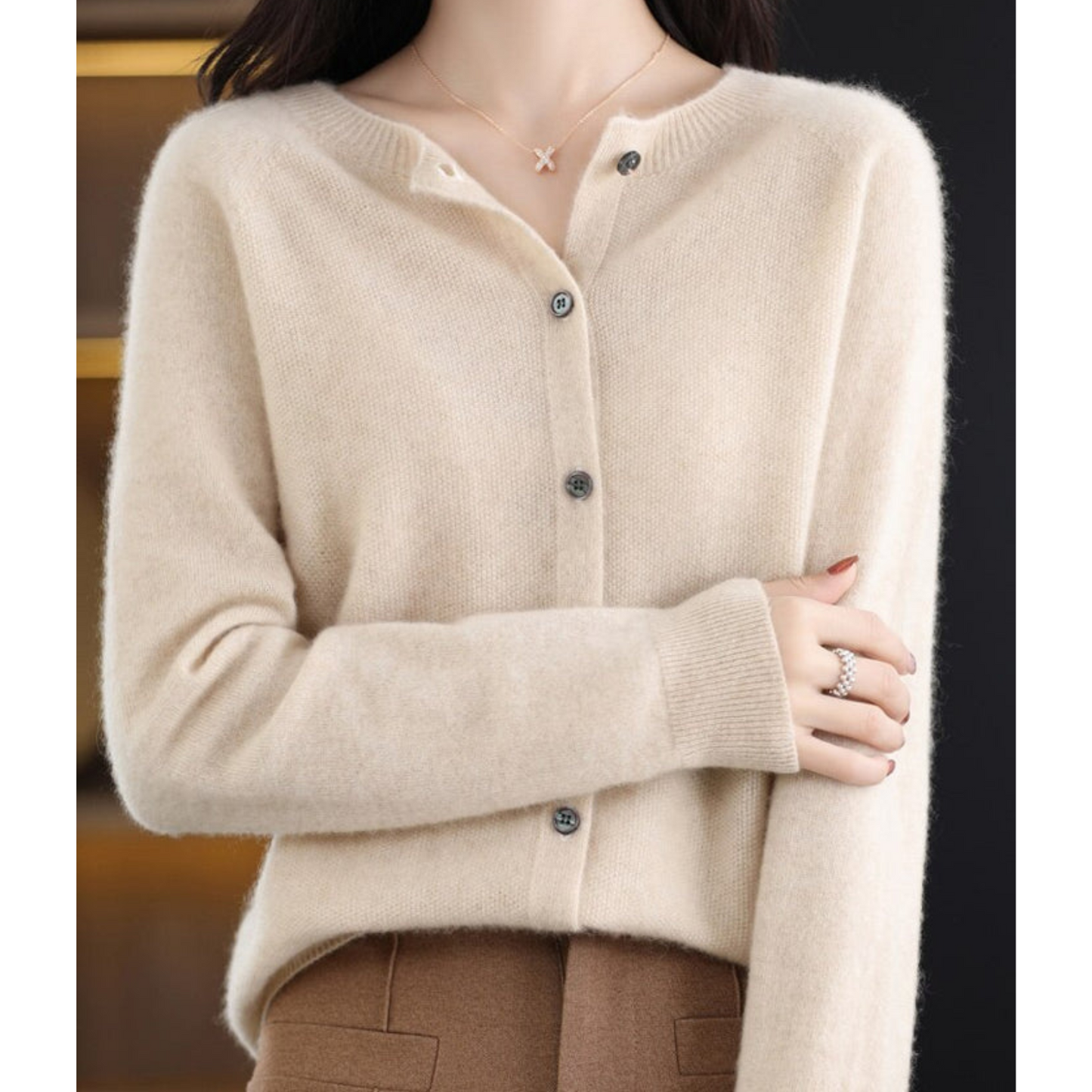 Arianne Cardigan – Stilvolle Wärme & Eleganz